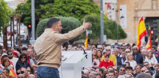 Abascal en la plaza de Santo Domingo, entre banderas de España.