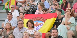 Un modo de entender el nacionalismo español y el Deportivo Guadalajara, juntos en una bandera en el mitin de Santiago Abascal en Guadalajara.