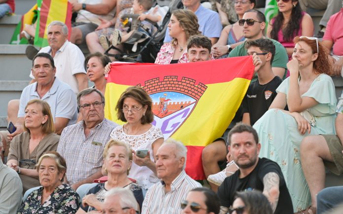 Un modo de entender el nacionalismo español y el Deportivo Guadalajara, juntos en una bandera en el mitin de Santiago Abascal en Guadalajara.