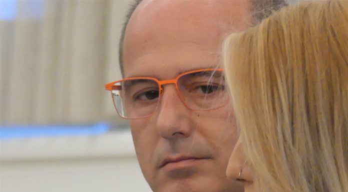 El anterior alcalde, Alberto Rojo, junto a la portavoz del Grupo Socialista, Lucía de Luz. (Foto: La Crónic@)