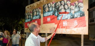 Alberto Rojo en plena pegada de carteles, camino del Congreso de los Diputados.