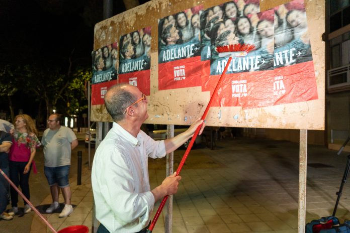 Alberto Rojo en plena pegada de carteles, camino del Congreso de los Diputados.