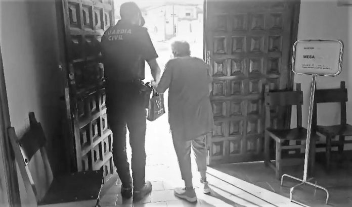 La anciana y el guardia civil, una imagen de esta jornada del 23-J en la provincia de Guadalajara.