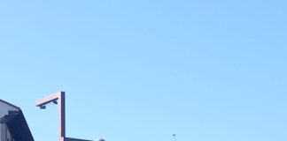 La bandera de la Plaza de España tras el impacto de un vehículo, el 14 de julio de 2023. (Foto: La Crónic@)