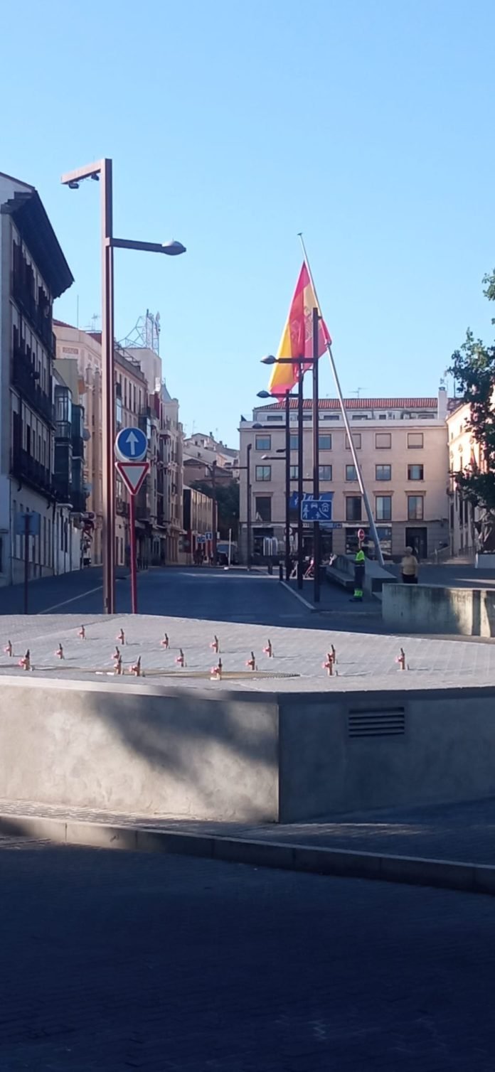 La bandera de la Plaza de España tras el impacto de un vehículo, el 14 de julio de 2023. (Foto: La Crónic@)