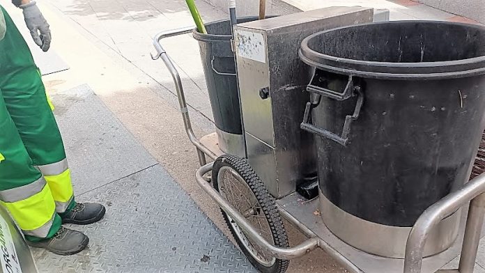 Una trabajadora del servicio de limpieza de Guadalajara, con su riguroso uniforme, el 18 de julio de 2023. (Foto: La Crónic@)