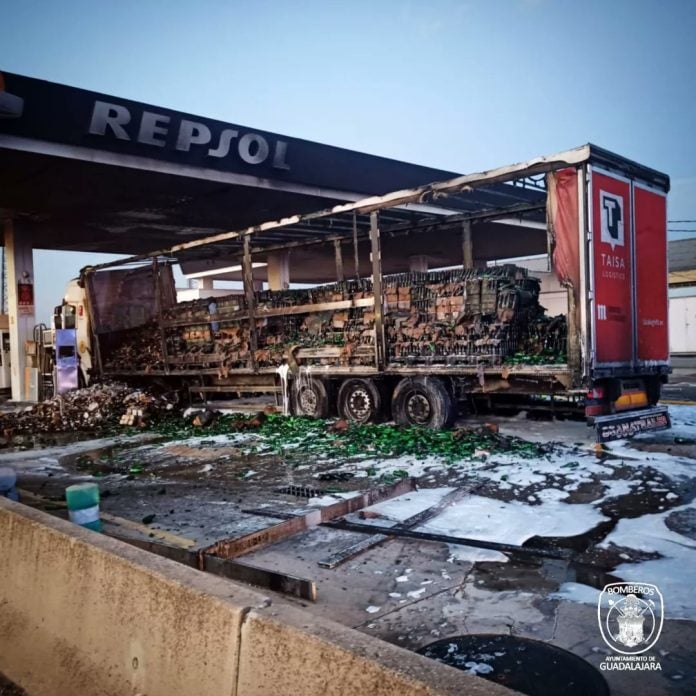 Estado en el que quedó el camión que ardió este lunes en una gasolinera de la A-2 a la altura de Azuqueca. (Foto: Bomberos Guadalajara)