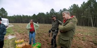 Chicote, entre níscalos, agentes forestales y una recolectores muy locuaces.