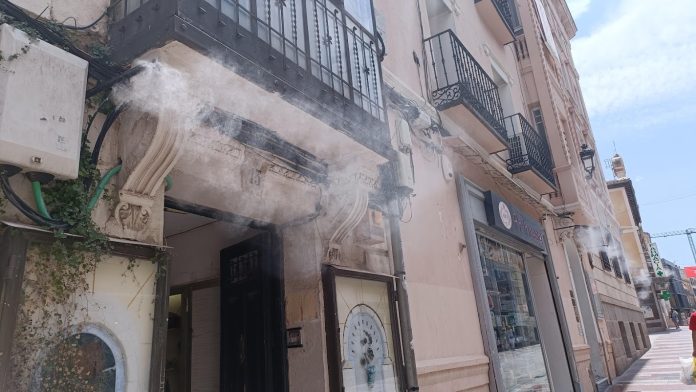 Los difusores han vuelto a funcionar en la Calle Mayor, coincidiendo con esta última racha de altas temperaturas. La imagen es de este viernes. (Foto: La Crónic@)
