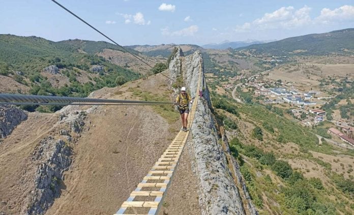 Un puente de 110 metros cruza el valle de Sabero. (Foto: Asierock).