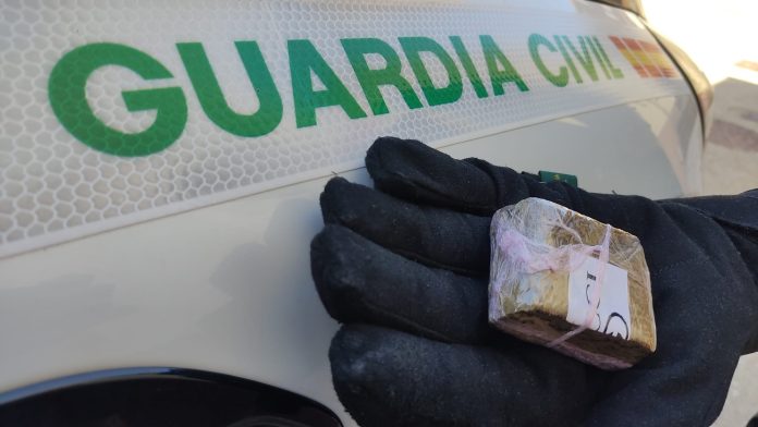 Pastilla de hachís intervenida por la Guardia Civil cerca de Almoguera.