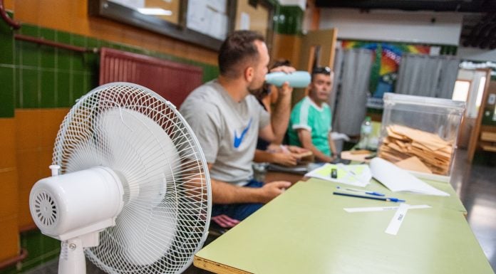 ¿Te puedes librar de formar parte de una mesa electoral si tienes un viaje contratado? Ventilador y calor en un colegio electoral de Albacete el 23-J. (Foto: EP)