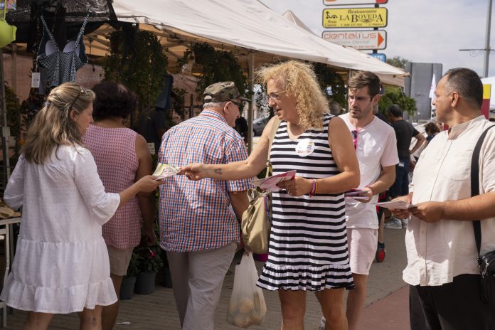 Raffaella Corrales, de campaña electoral en un mercadillo de la provincia de Guadalajara.