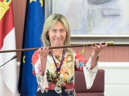 Guarinos, con el bastón de mando el día de su toma de posesión como alcaldesa. (Foto: Rafa Martín / EP)