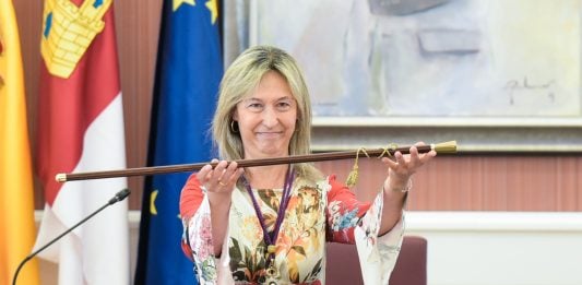 El 18 de Julio será confirmada Guarinos como candidata a la Alcaldía de Guadalajara en 2027 Guarinos, con el bastón de mando el día de su toma de posesión como alcaldesa. (Foto: Rafa Martín / EP)