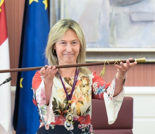 Guarinos, con el bastón de mando el día de su toma de posesión como alcaldesa. (Foto: Rafa Martín / EP)