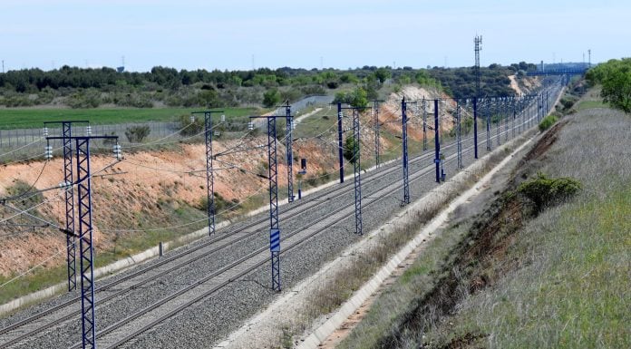 Millones para subir, precisamente ahora, a 350 kilómetros por hora el AVE de Madrid a Barcelona Tramo de la línea de alta velocidad entre Madrid y Barcelona. (Foto: Adif)
