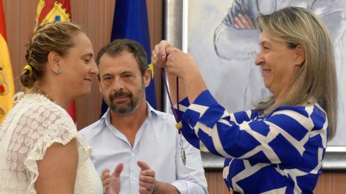 Guarinos impone a Eva Henche la medalla que acredita su condición de concejala del Ayuntamiento de Guadalajara, ante la mirada de Javier Toquero. (Foto: Ayuntamiento de Guadalajara)