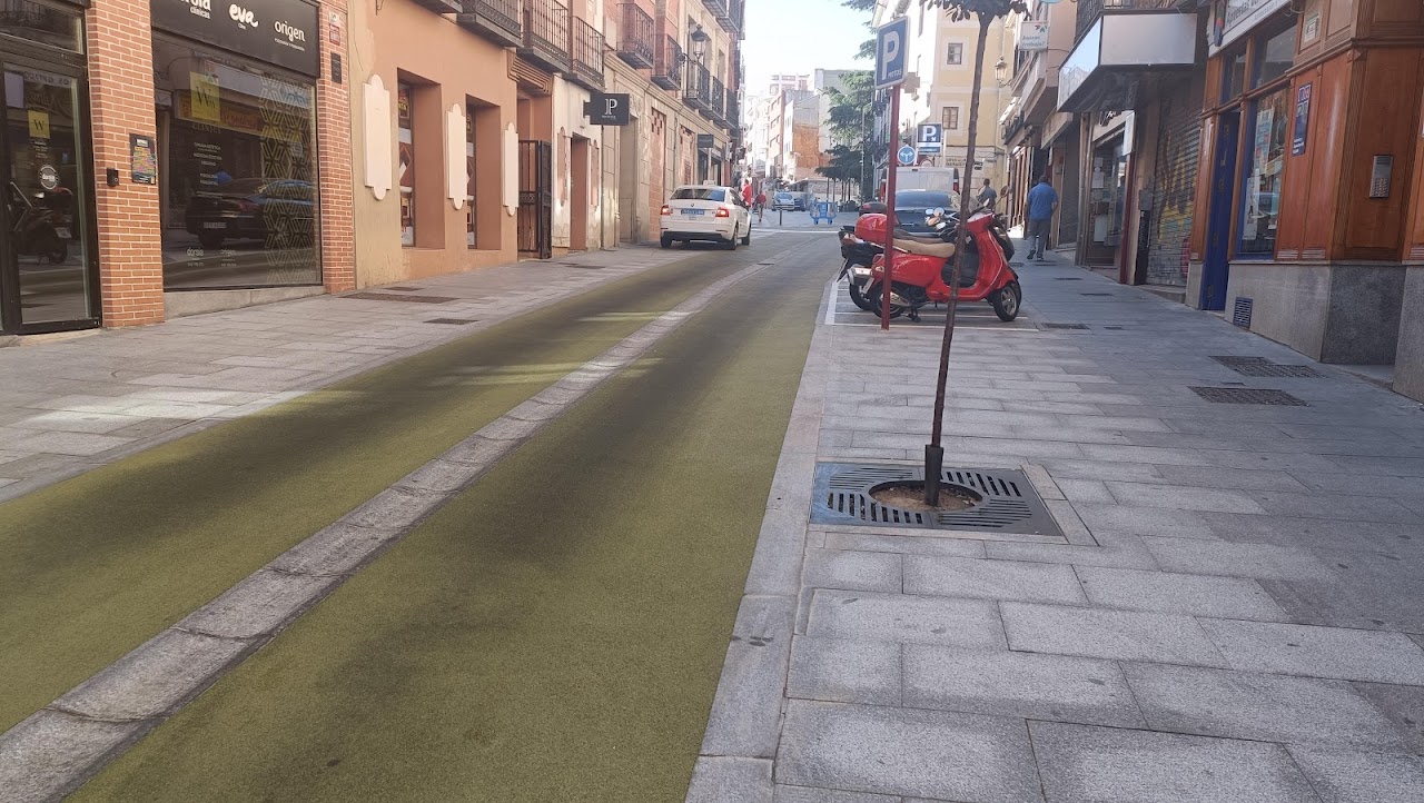Ya casi se ve más negro que verde en buena parte de la calle Miguel Fluiters, al poco de su reforma. (Foto: La Crónic@)
