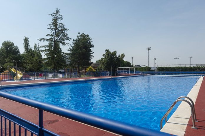 La piscina municipal de verano de Azuqueca amplía su horario y abrirá hasta las 22.30 horas por la ola de calor Piscina municipal de verano de Azuqueca de Henares.