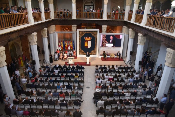 Una imagen como esta, del 6 de julio de 2019, se repetirá este 8 de julio de 2023 en el Palacio de Fuensalida para la tercera toma de posesión de García-Page como presidente de Castilla-La Mancha.