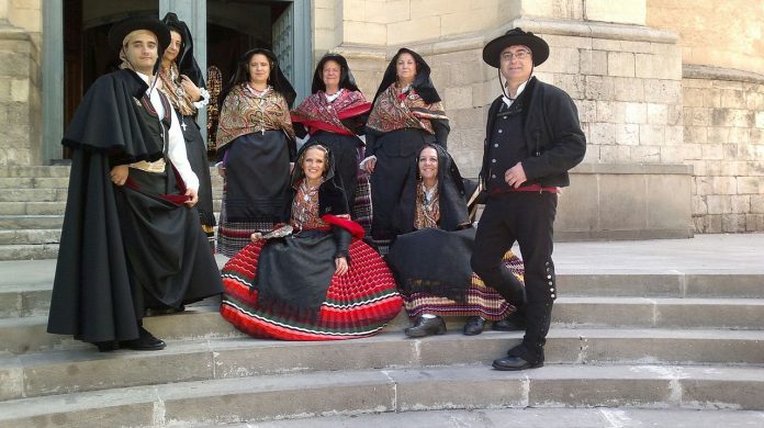traje-de-manchego.jpeg Vestidos de manchegos en la Feria de Albacete. (Foto: Javiwikipedia)