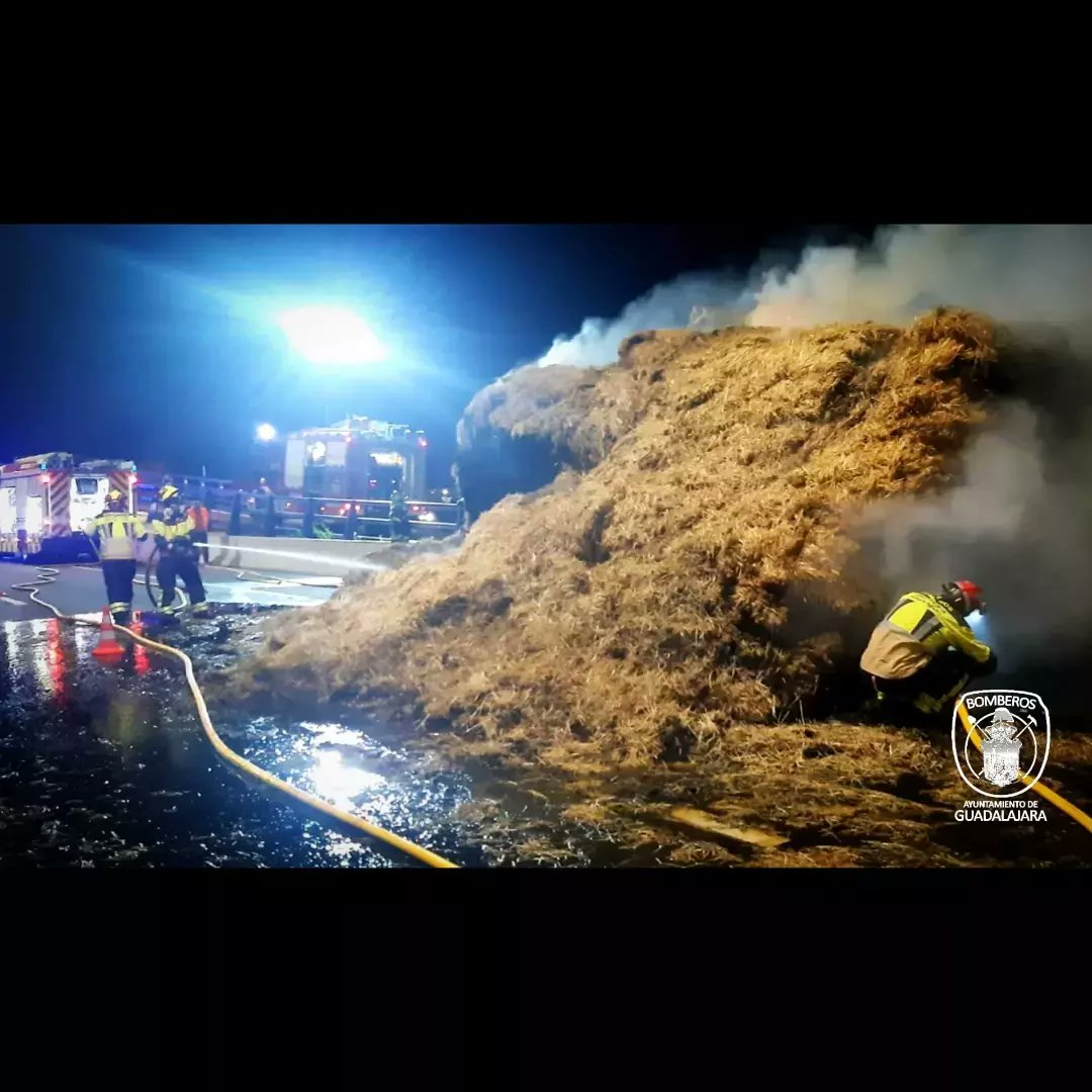 Reabierta la A-2 tras el incendio de un camión de paja (VÍDEOS EN EL INTERIOR)