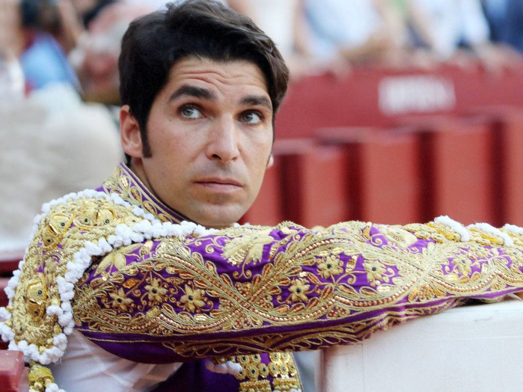 Cayetano Rivera, en el callejón durante una corrida de toros.