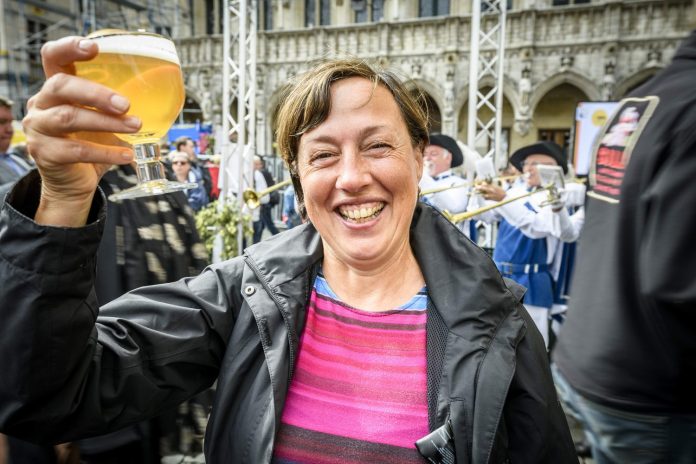 La Grand Place de Bruselas luce de otro modo en estos tres días dedicada a la cerveza belga y sus delicias.