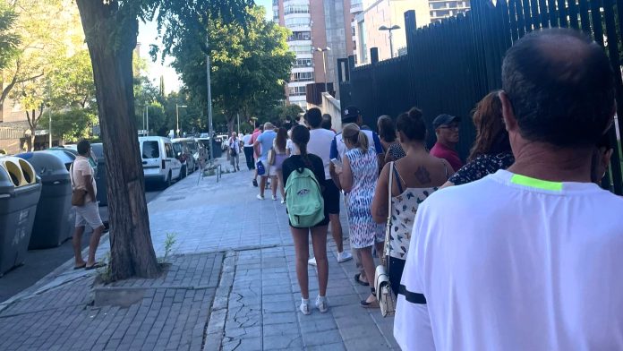 Colas para conseguir el ticket que dé derecho a hacer cola ante la taquilla y nuevas colas si, pese al madrugón, sólo puedes hacerlo por la tarde. (Foto: La Crónic@)