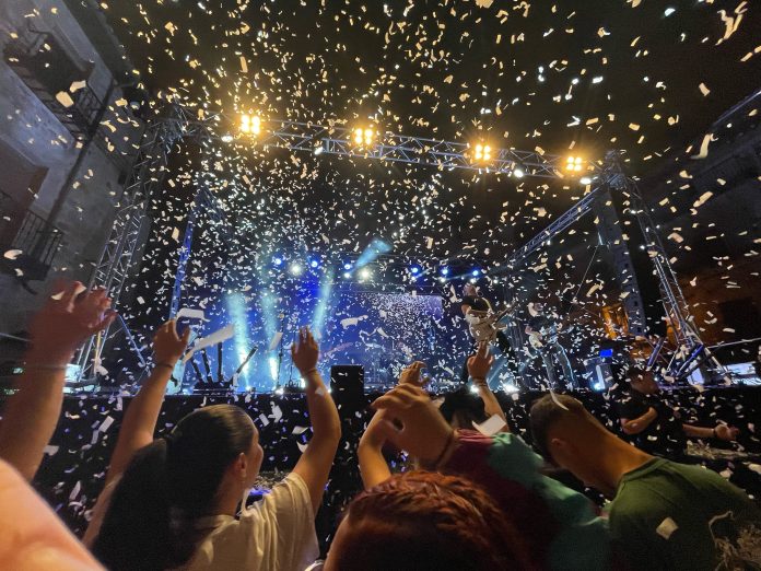 Confetti y euforia en la Plaza Mayor de Sigüenza como colofón del concierto de 