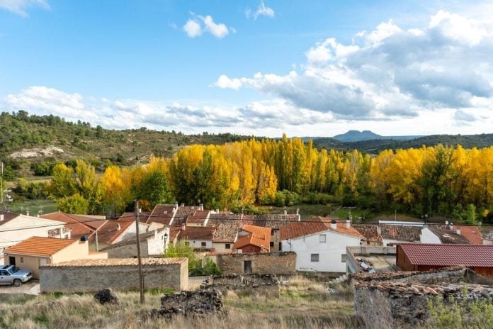 Sotoca de Tajo. Al fondo, las Tetas de Viana.