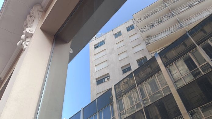 Pisos y oficinas reflejados en la sede de una conocida constructora de Guadalajara, hace años quebrada. (Foto: La Crónic@)