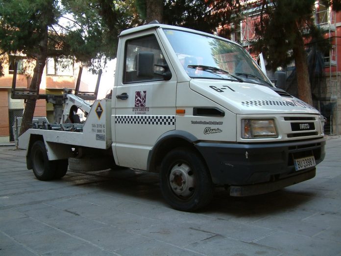 La grúa de Guadalajara en una imagen de 2005, cuando se usaba para el servicio un vehículo matriculado en Burgos. (Foto: La Crónic@)
