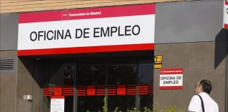 Un hombre "de mediana edad" acercándose a una oficina de empleo.