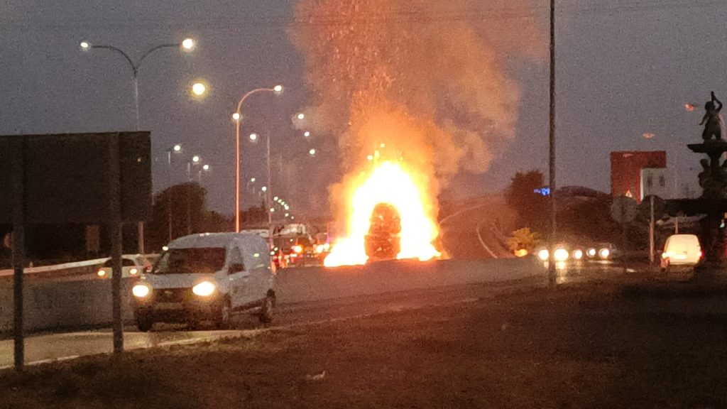 El tráfico ha continuado durante unos tensos minutos, con el camión ardiendo, orillado en el arcén. (Foto: La Crónic@)