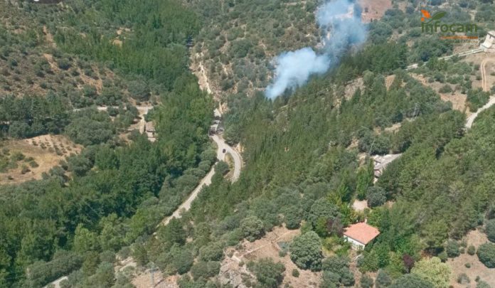 En esta vista aérea facilitada por el Infocam se aprecia el lugar del accidente y el foco del consiguiente incendio en Valdesotos, el 5 de agosto de 2023.