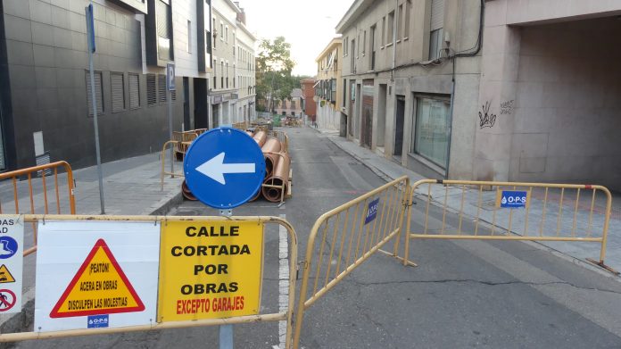 Obras en la calle Alvarfáñez de Minaya en agosto de 2023. (Foto: La Crónic@)