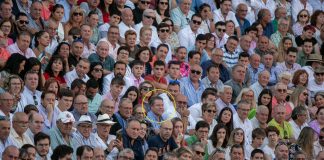 No es un fotomontaje, aunque para mayor claridad incluimos al protagonista de la imagen, García-Page, dentro de un círculo. Es la tarde del 30 de agosto de 2023 en la plaza de toros de Cuenca.