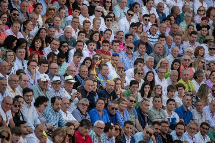 No es un fotomontaje, aunque para mayor claridad incluimos al protagonista de la imagen, García-Page, dentro de un círculo. Es la tarde del 30 de agosto de 2023 en la plaza de toros de Cuenca.