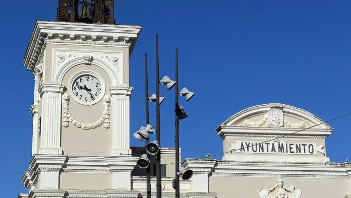 Reloj del Ayuntamiento de Guadalajara el 5 de agosto de 2023, con su retraso correspondiente. (Foto: La Crónic@)
