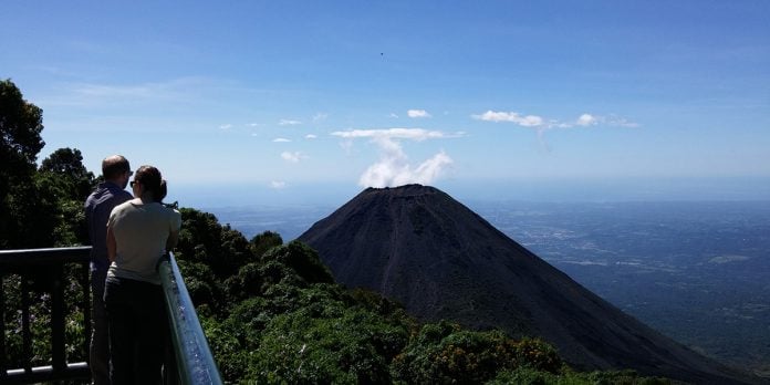 Volcán Izalco, uno del más de un centenar que te esperan en Centroamérica.