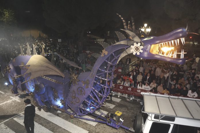 La carroza de la peña El Cebollón ha sido la ganadora este año en el desfile de carrozas de Azuqueca.