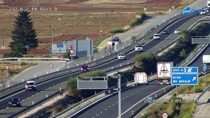 La A-2, a la altura del kilómetro 83 este lunes. (Foto: DGT)