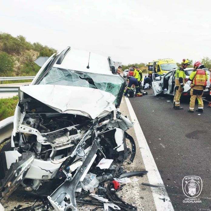 Accidente en la N-320. (Foto: Bomberos de Guadalajara)