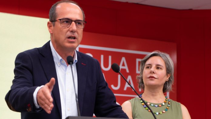 Alberto Rojo y Araceli Martínez durante su comparecencia como parlamentarios del PSOE por Guadalajara, el 7 de septiembre de 2023.