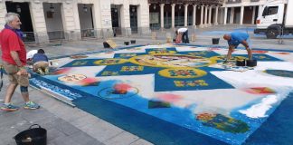 Trabajando en la alfombra para la Virgen de la antigua en la mañana del 8 de septiembre de 2023. (Foto: La Crónic@)