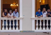 Cargos socialistas en los balcones del salón de plenos del Ayuntamiento de Guadalajara durante el chupinazo de las Ferias de 2023. Alberto Rojo quería presenciarlo desde el de Alcaldía.