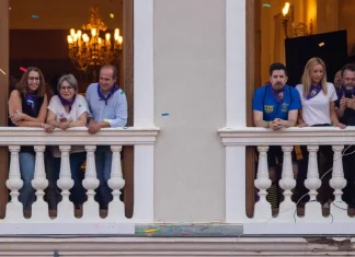 Cargos socialistas en los balcones del salón de plenos del Ayuntamiento de Guadalajara durante el chupinazo de las Ferias de 2023. Alberto Rojo quería presenciarlo desde el de Alcaldía.