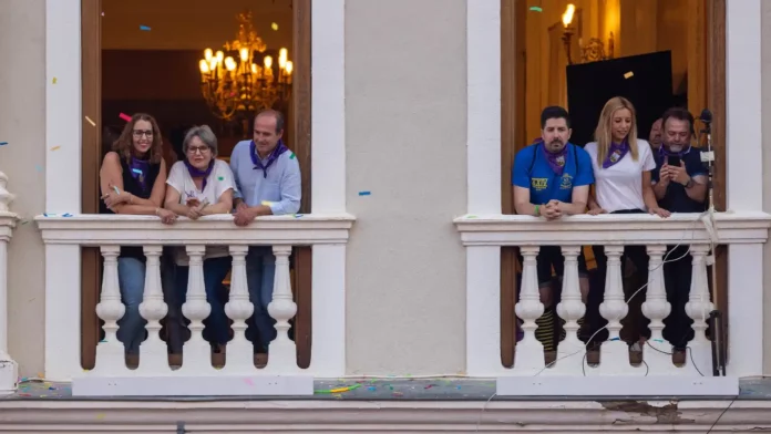 Cargos socialistas en los balcones del salón de plenos del Ayuntamiento de Guadalajara durante el chupinazo de las Ferias de 2023. Alberto Rojo quería presenciarlo desde el de Alcaldía.